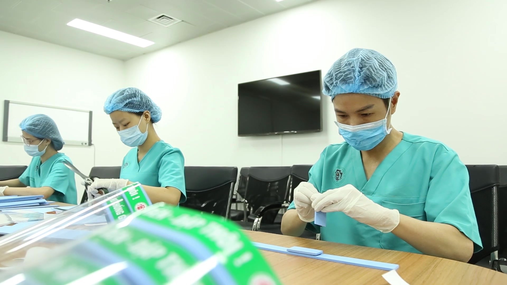 Tuổi trẻ Bệnh viện TWQĐ 108 thiết kế mũ chắn giọt bắn ngăn ngừa virus SARS-CoV-2 (COVID-19)