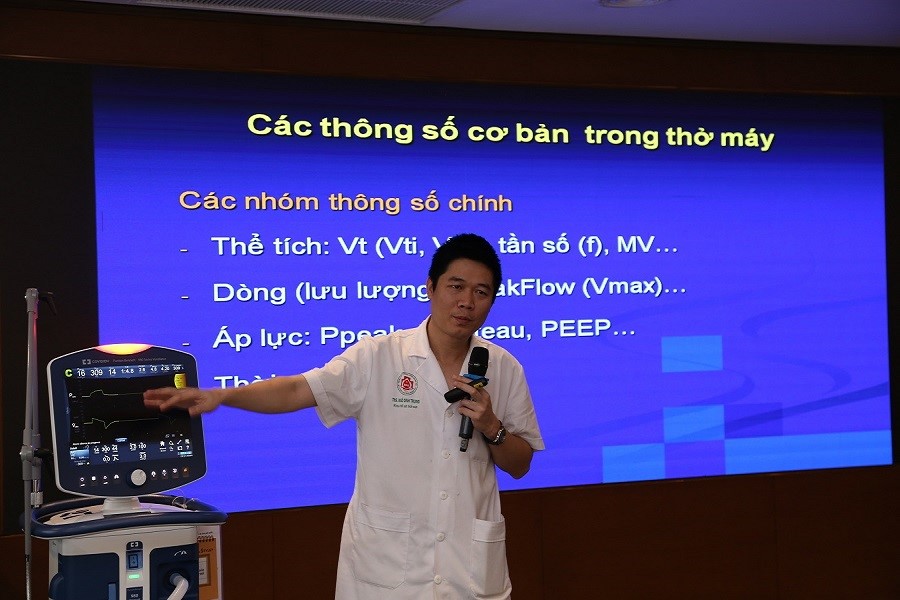 Bệnh viện Trung ương Quân đội 108 tổ chức tập huấn về sử dụng máy thở