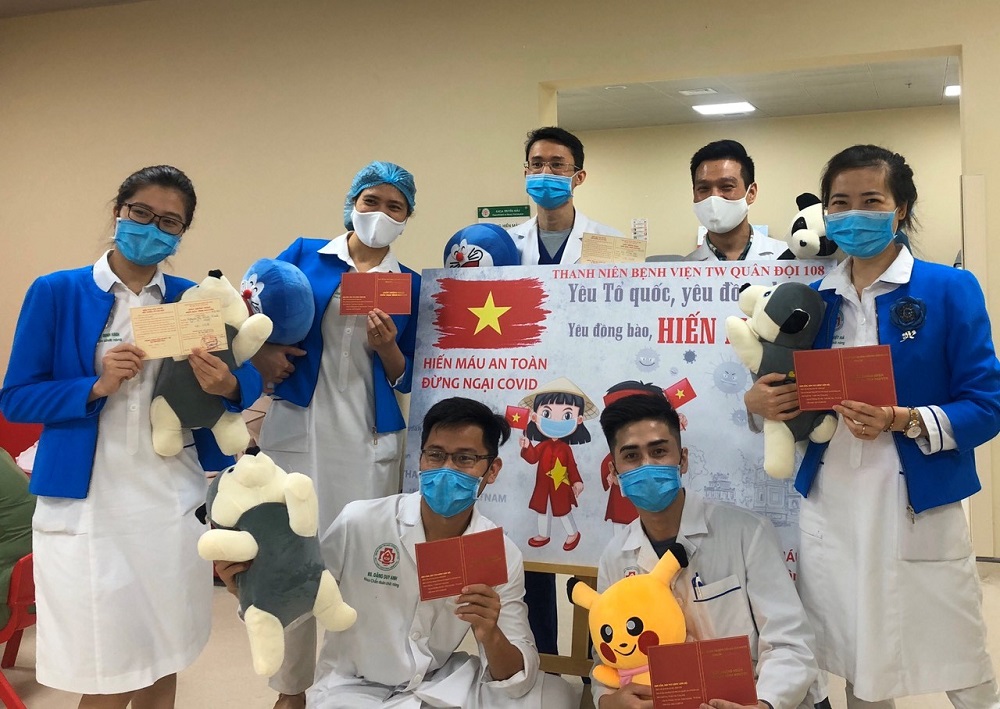 Cán bộ, nhân viên Bệnh viện TWQĐ 108 tích cực tham gia hiến máu đẩy lùi tình trạng khan hiếm máu giữa mùa dịch