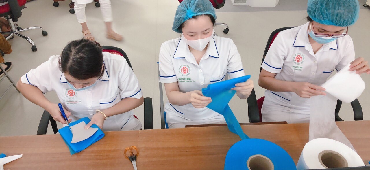 Bác sĩ, nhân viên khoa Phụ sản tự may khẩu trang chống dịch