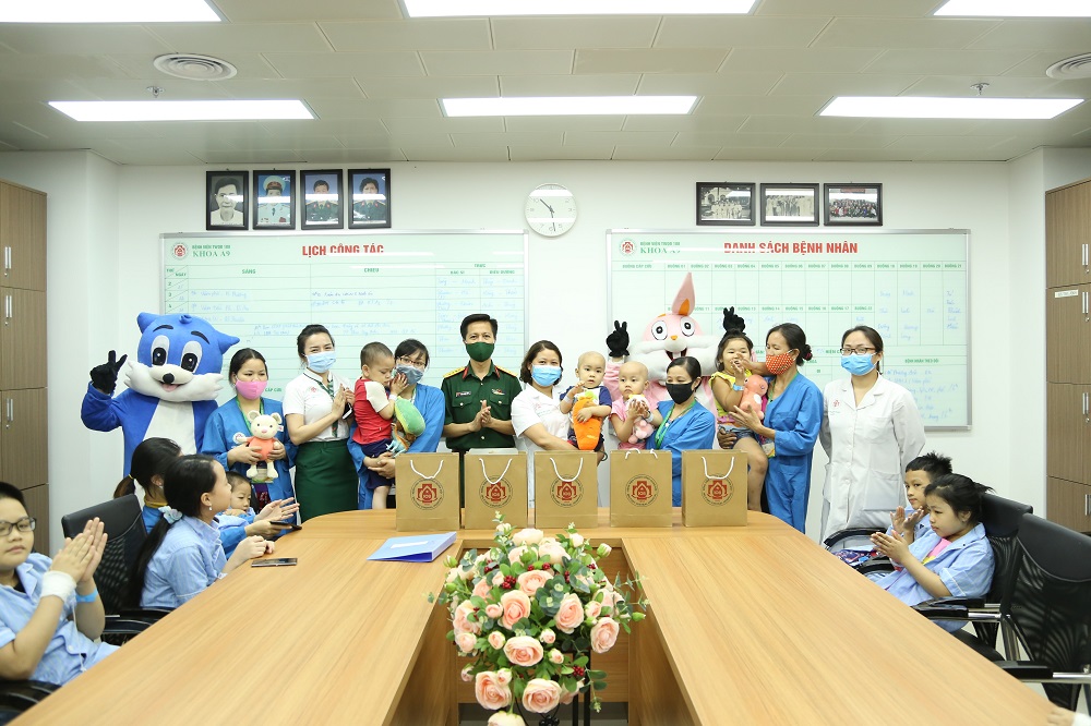 Niềm vui nhỏ với các bệnh nhi nhân ngày 1/6