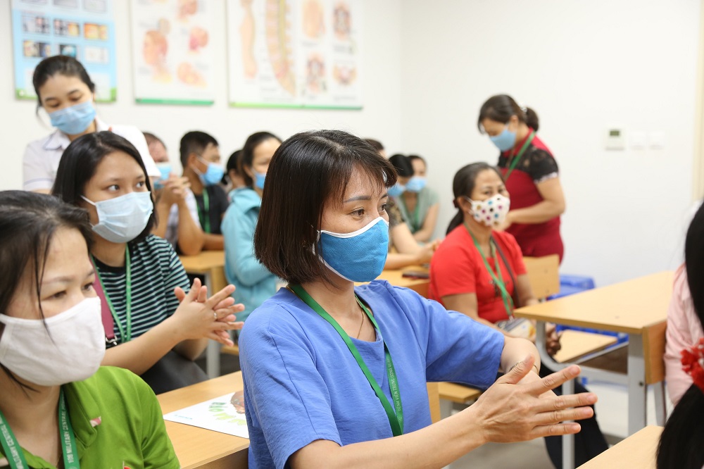 Hướng dẫn cho người bệnh, người nhà người bệnh vệ sinh tay