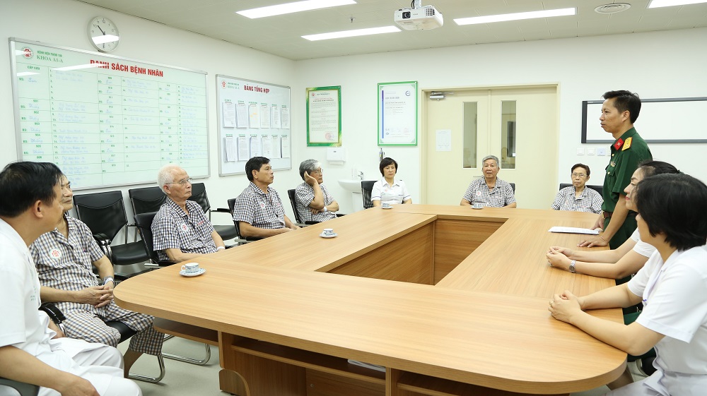 Bệnh viện tổ chức thăm, tặng quà tri ân các đồng chí là thương binh, bệnh binh, thân nhân liệt sĩ đang điều trị tại Bệnh viện nhân dịp kỷ niệm 73 năm ngày thương binh liệt sĩ