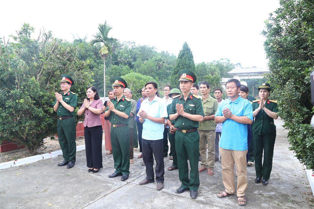 Hướng về nguồn cội: Bệnh viện TWQĐ 108 viếng nghĩa trang liệt sỹ, thăm, tặng quà tri ân các đối tượng chính sách xã Yên Trạch, Phú Lương, Thái Nguyên