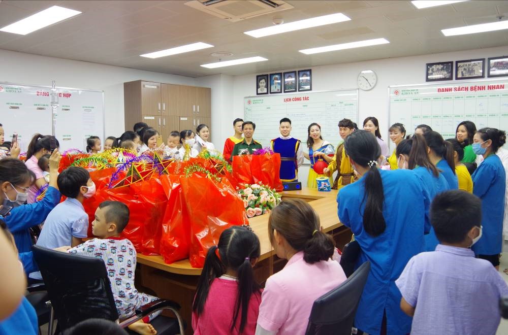 Trung thu thắp sáng nụ cười em tại Bệnh viện TWQĐ 108