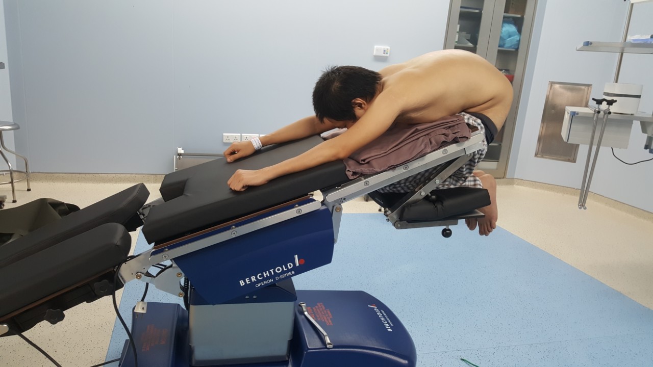 Trả lại dáng đứng thẳng cho người đàn ông gãy gập  như con tôm suốt 22 năm