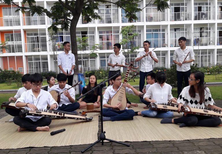 Thầy trò FPTU hoà tấu nhạc cụ dân tộc giữa sân trường