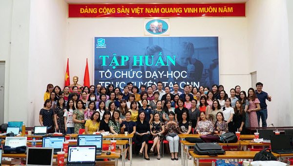 Tập huấn Tổ chức dạy – học trực tuyến cho giáo viên Trường THPT Chuyên Ngoại ngữ
