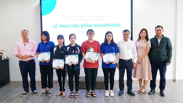 Hội Cựu Sinh viên Khoa Hàn trao học bổng cho 5 sinh viên có gia đình bị ảnh hưởng bởi mưa lũ lịch sử miền Trung