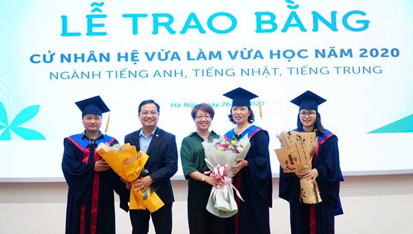 Lễ trao bằng Cử nhân Ngoại ngữ hệ Vừa làm vừa học năm 2020