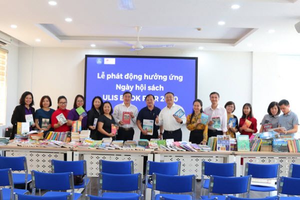 Cán bộ ULIS hào hứng ủng hộ sách hưởng ứng Ngày hội ULIS Book Fair 2020