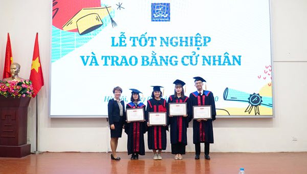 Trao bằng cử nhân cho 259 sinh viên tốt nghiệp đợt tháng 11/2020