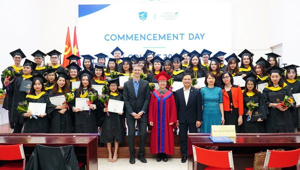 Trao bằng Cử nhân cho các sinh viên ngành Kinh tế – Tài chính khóa QH.2016