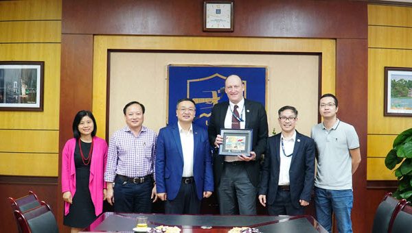 Thúc đẩy hợp tác với Văn phòng tiếng Anh khu vực