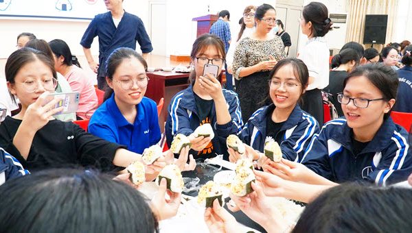 Tổ chức trải nghiệm làm cơm nắm Onigiri cho tân sinh viên ngành Ngôn ngữ Nhật CLC