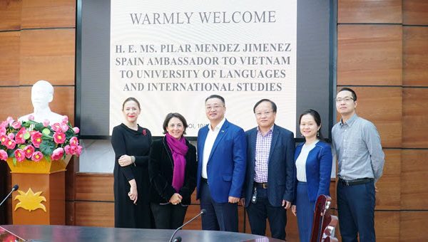Đại sứ Tây Ban Nha Pilar Mendez Jimenez đến thăm và làm việc tại ULIS