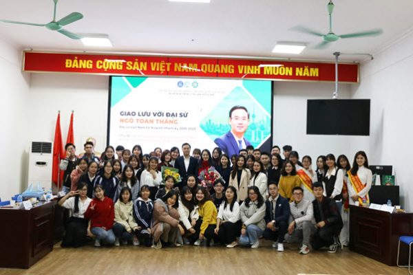 Đại sứ Việt Nam tại Kuwait giao lưu với sinh viên ngành Ngôn ngữ Ả Rập
