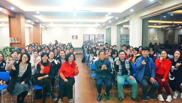 Giáo sư Nguyễn Lân Dũng truyền cảm hứng đọc sách cho sinh viên Ngoại ngữ