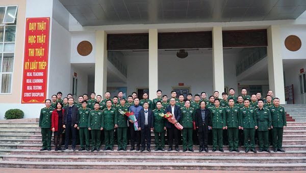 Trao chứng chỉ hoàn thành khóa bồi dưỡng tiếng Lào cho cán bộ, học viên Học viện Biên phòng