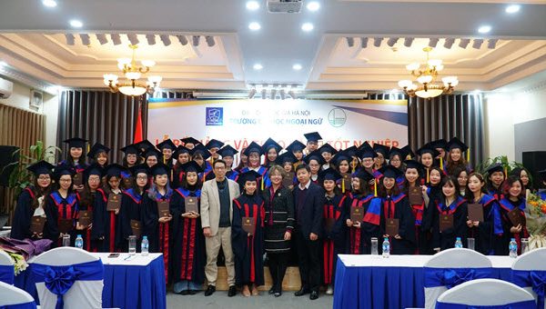 Trao bằng cử nhân cho sinh viên tốt nghiệp đợt tháng 1/2021