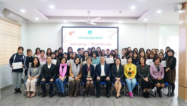 Trao học bổng cho sinh viên có hoàn cảnh đặc biệt và sinh viên có hoàn cảnh khó khăn nhân dịp Tết Nguyên đán Tân Sửu