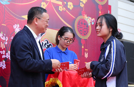 Tặng quà “Hỗ trợ chuyến xe về Tết” năm 2021 cho sinh viên có hoàn cảnh khó khăn