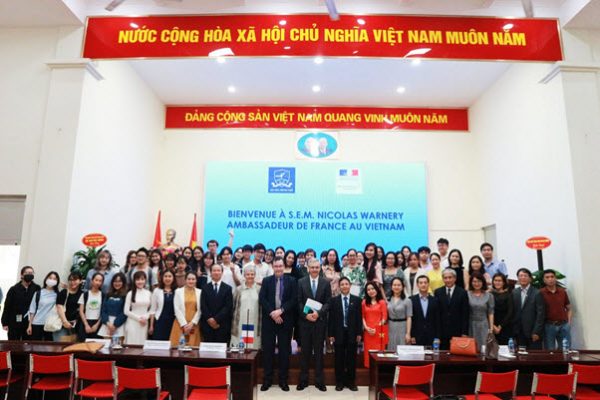 Đại sứ Pháp Nicolas Warnery đến thăm Trường Đại học Ngoại ngữ