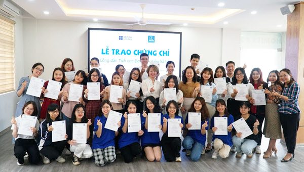 Trao chứng chỉ và giải thưởng khoá “Công dân tích cực doanh nghiệp xã hội” tháng 4/2021