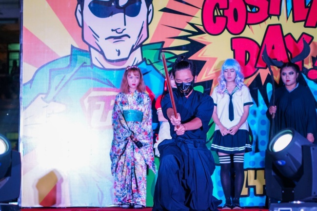 Tân binh K13 lột xác với vũ hội hoá trang cosplay
