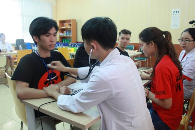 Sinh viên FPT “đi khám bệnh” đầy hào hứng