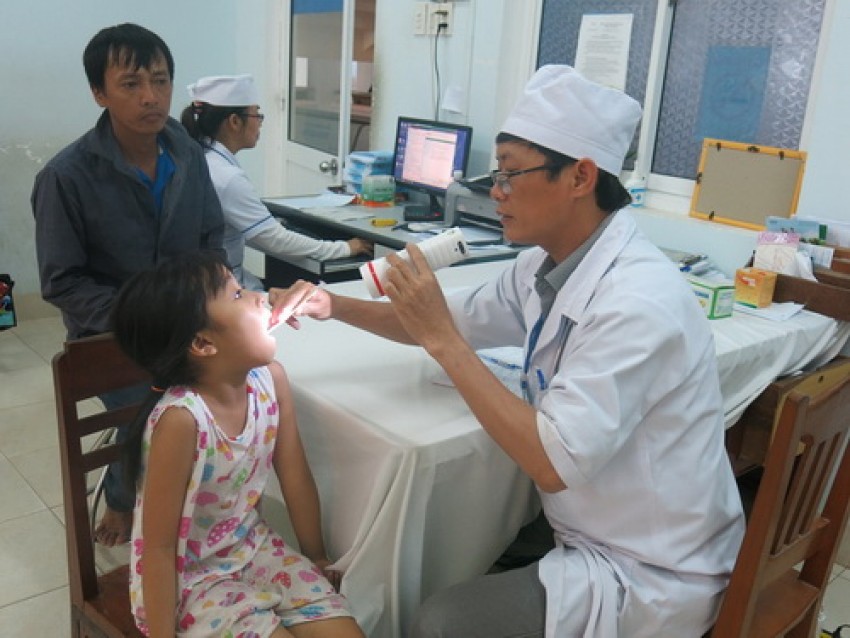 Khám họng cho trẻ.