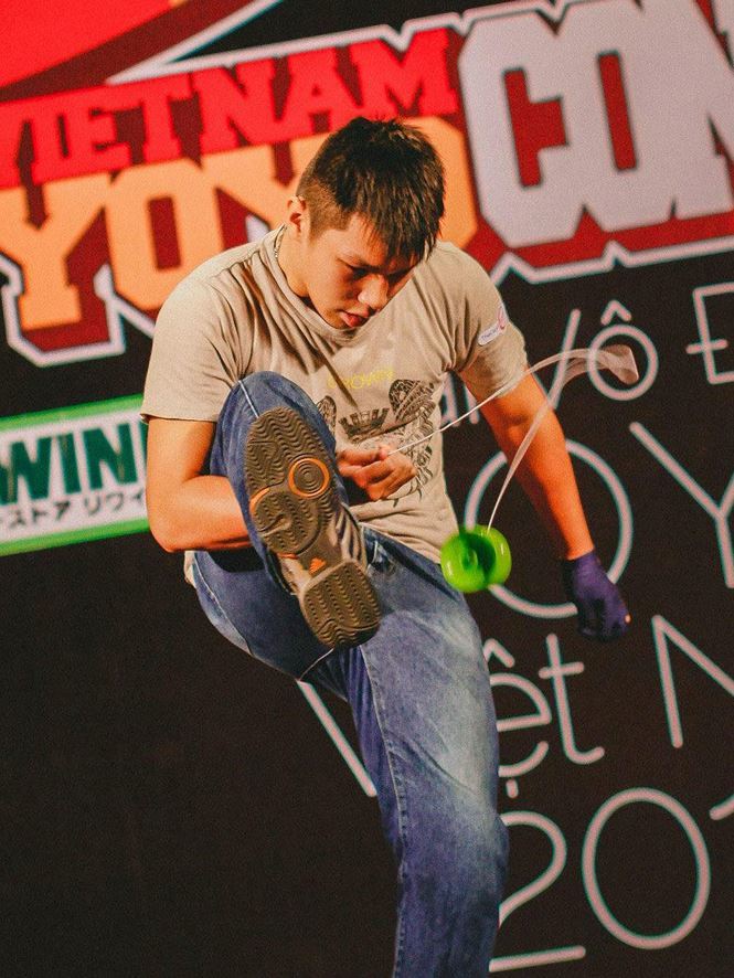 Soái ca 9X đa tài sáng tạo Hand Balancing Solo Act