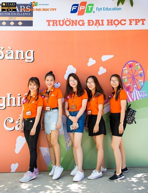 Chùm ảnh: Những bóng hồng K13 trong ngày khai giảng
