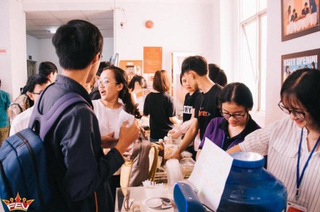 SV ĐH FPT mang trung thu ấm áp đến những hoàn cảnh khó khăn