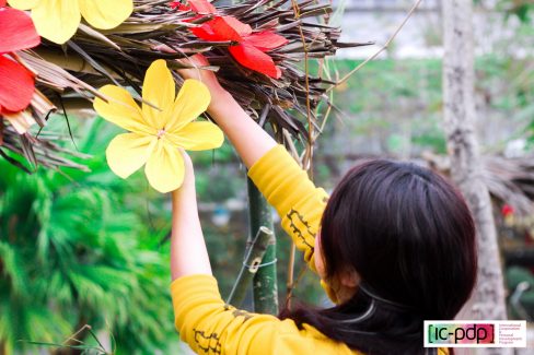 Chơi Tết Việt “xôm” như sinh viên quốc tế: Trải nghiệm gói bánh chưng – Xin chữ ông đồ ngày đầu năm mới