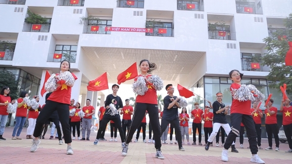 Cổ vũ tuyển Việt Nam “giàu có” như trường nhà người ta: Làm hẳn MV hoành tráng