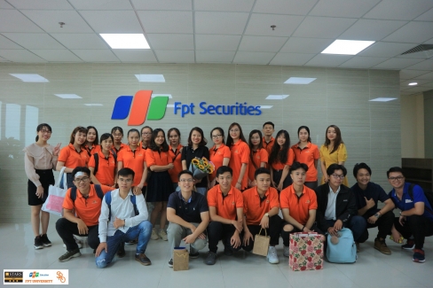 Sinh viên ĐH FPT đón đầu cơ hội thực tập và việc làm tại Công ty chứng khoán cùng Company tour