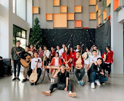 Sinh viên Đại học FPT “chơi” nhạc giáng sinh bằng nhạc cụ dân tộc