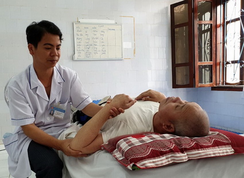 Người bệnh sau đột quỵ cần tập phục hồi chức năng để nhanh hồi phục.