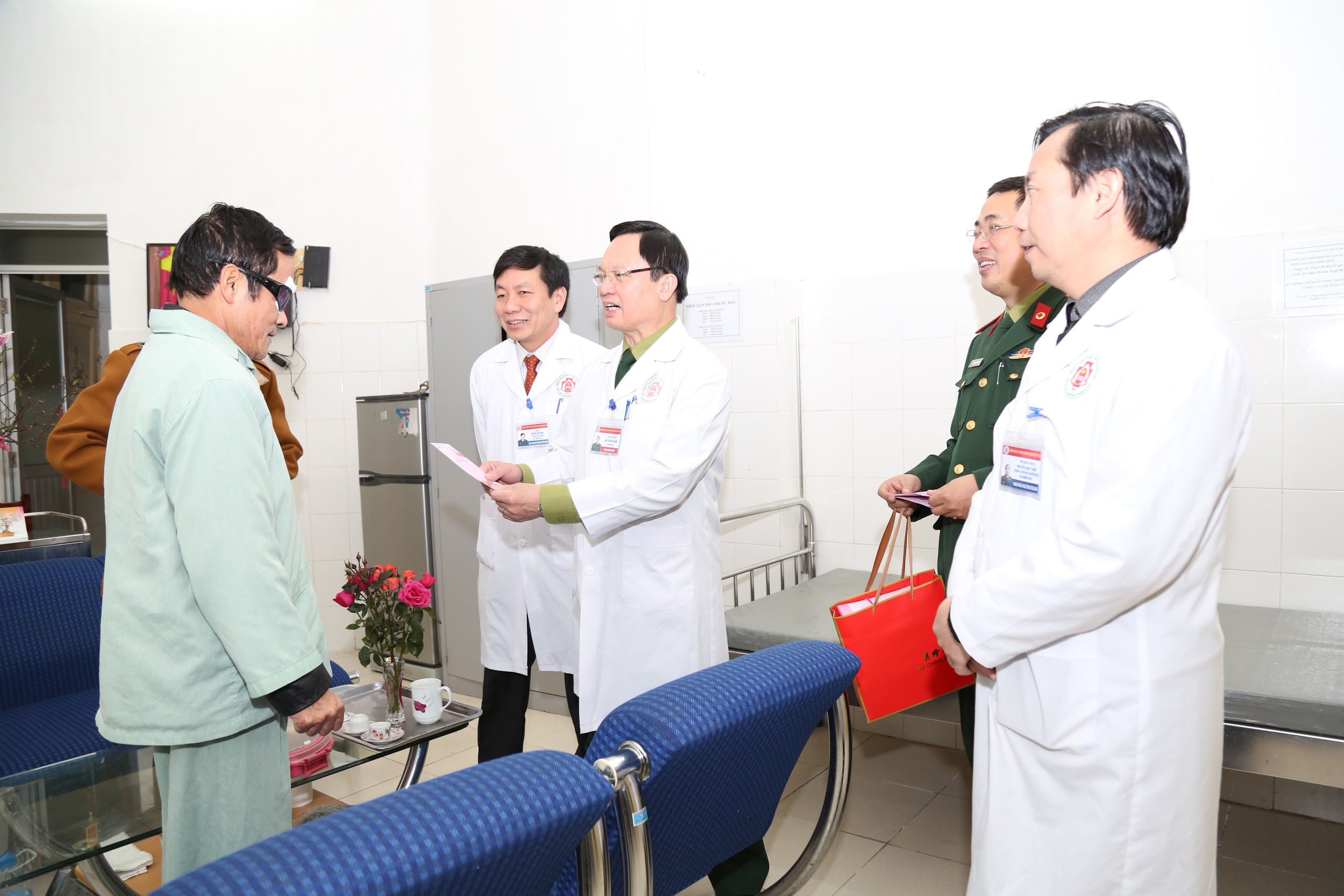 Chúc tết bệnh nhân trong đêm 30 tết bính thân