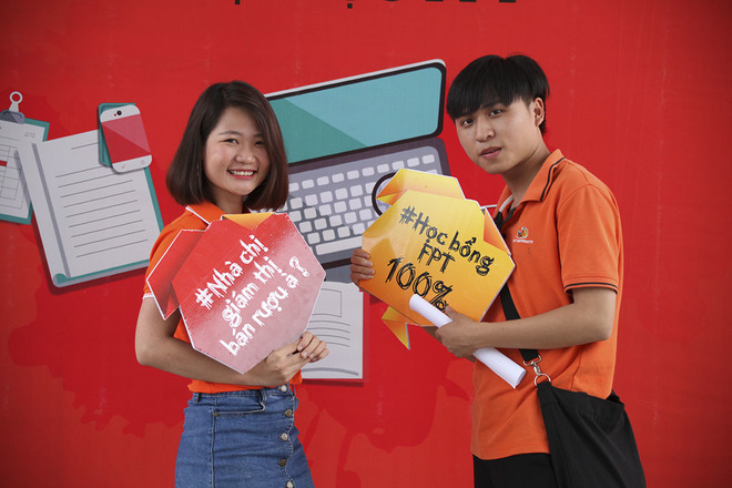 Dụ thí sinh bằng học bổng