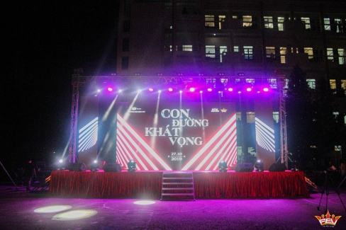 Đêm nhạc “Con đường khát vọng” tỏa sáng tài năng tân sinh viên trường F