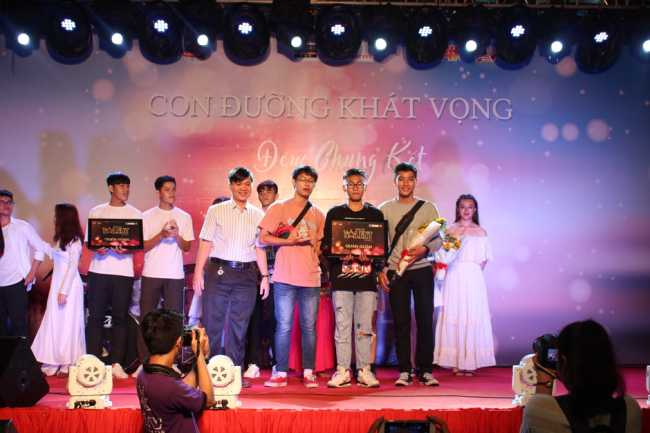 Lâm Bạch Phúc Hậu trở thành Quán quân FPTU’s Got Talent 2017