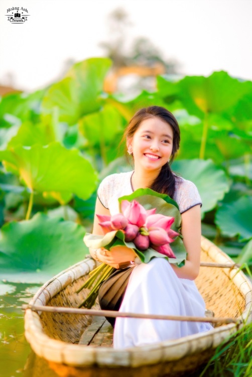 Thiếu nữ Đại học FPT thướt tha áo dài bên hồ sen
