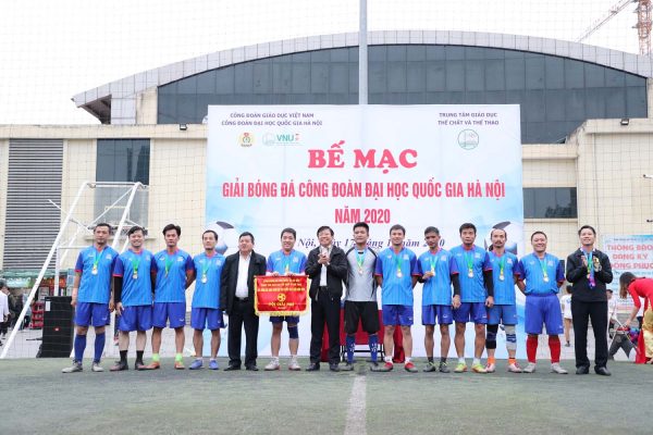 Trường Đại học Ngoại ngữ giành giải Nhì Giải bóng đá Công đoàn ĐHQGHN năm 2020