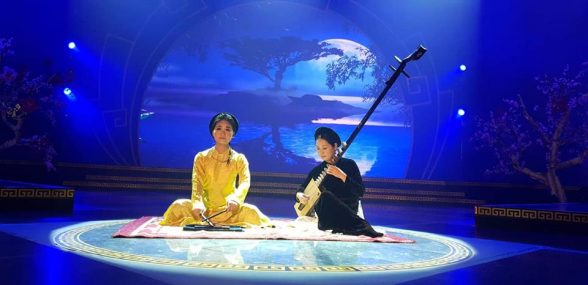 Mùng 1 mở tivi nghe “cô đào” đại học FPT ngân nga nhịp phách