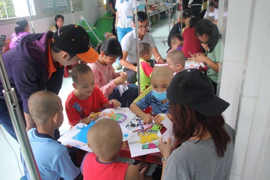 Sinh viên Đại học FPT gây quỹ vì bệnh nhi ung thư máu