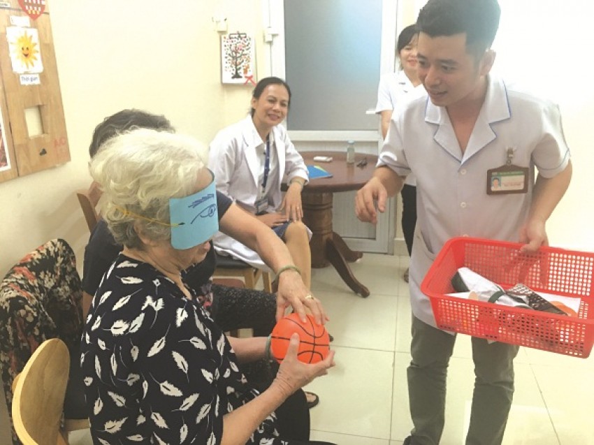 Chăm sóc ban ngày cho bệnh nhân sa sút trí tuệ