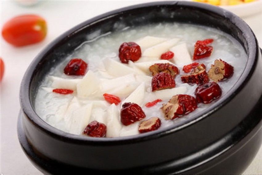 Cháo củ từ hồng táo thích hợp cho người bệnh đau khuỷu tay.