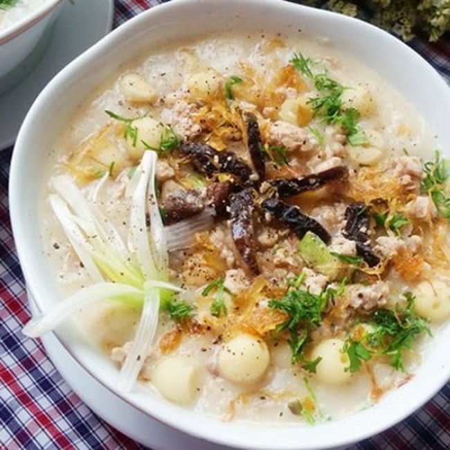 Cháo hạt sen, kim ngân tốt cho người bị tiêu chảy cấp, lỵ cấp, mụn nhọt cấp tính; các bệnh siêu vi trùng cấp sốt nóng, sưng hạch phát ban.